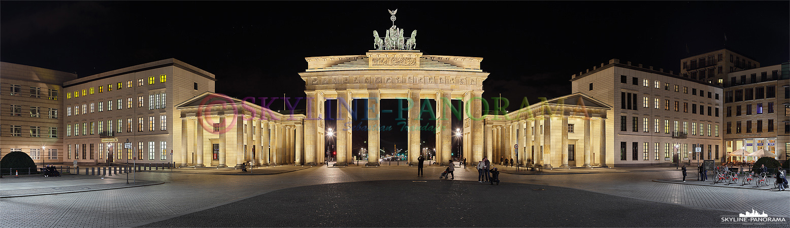 Berlin Panorama - Der Pariser Platz mit dem Brandenburger Tor in der Nacht aufgenommen. 