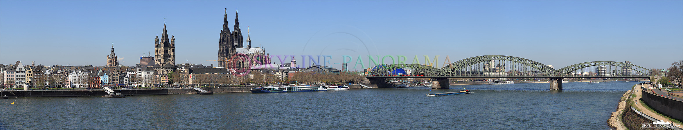 Skylineblick von der Deutzer Brücke auf den Kölner Dom und Hohenzollernbrücke