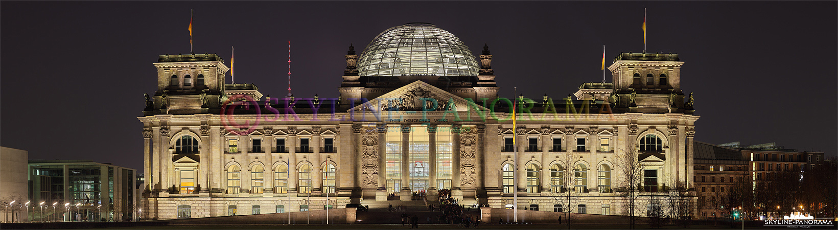 Bilder Berlin - Der Reichstag gehört neben dem Brandenburger Tor zu den bekanntesten Wahrzeichen Berlins, hier zu sehen im Panoramaformat.