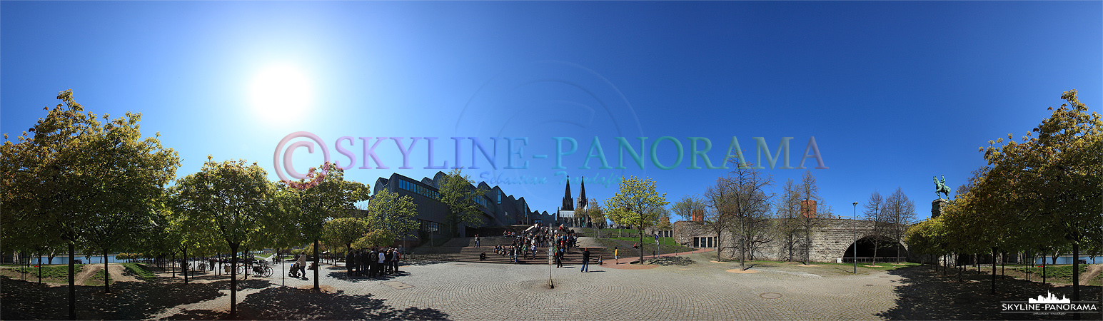 Blick vom Rheinufer in Richtung Philharmonie und Kölner Dom 