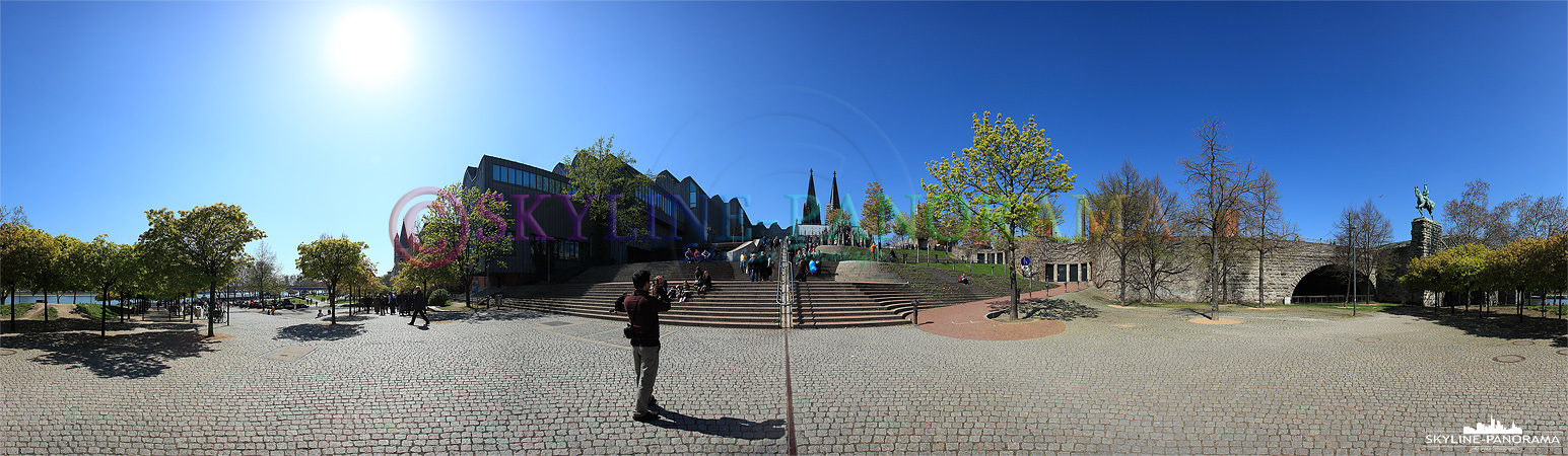 Panorama Köln - Die Kölner Philharmonie und der Dom vom Rheinufer gesehen.