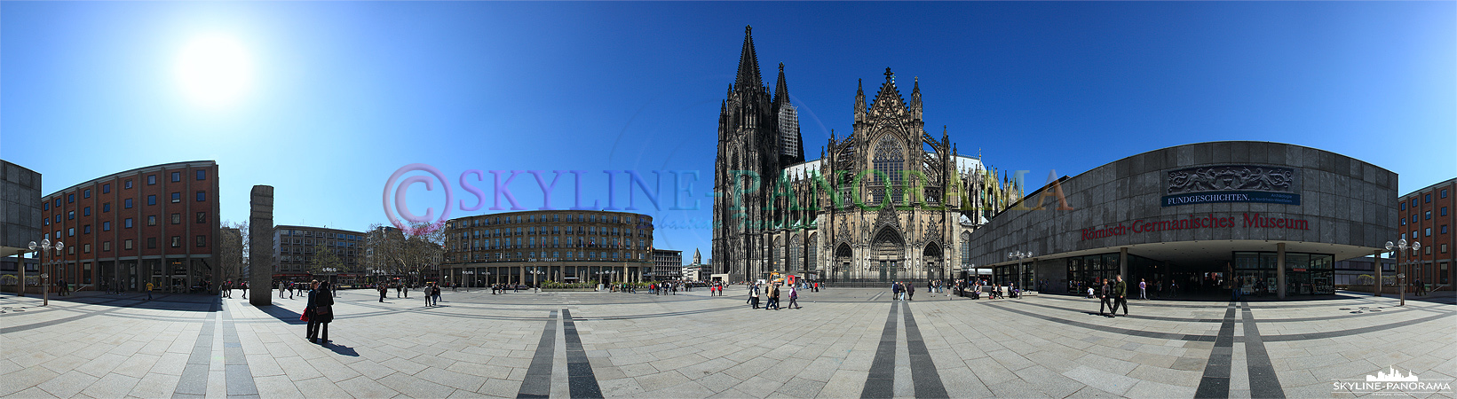 Köln Domplatte - Panoramaansicht mit dem Kölner Dom und dem Römisch-Germanischen-Museum von der südlichen Seite gesehen. 