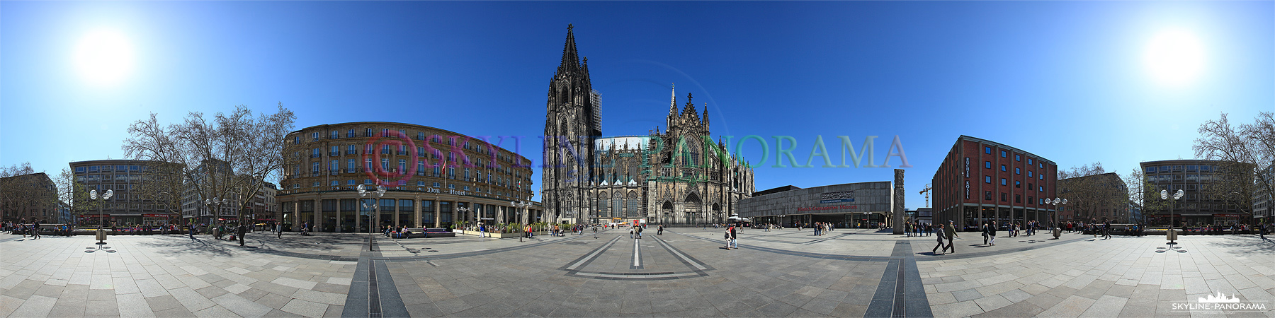 Köln Bilder - Panorama der Domplatte mit dem Kölner Dom im Zentrum. 