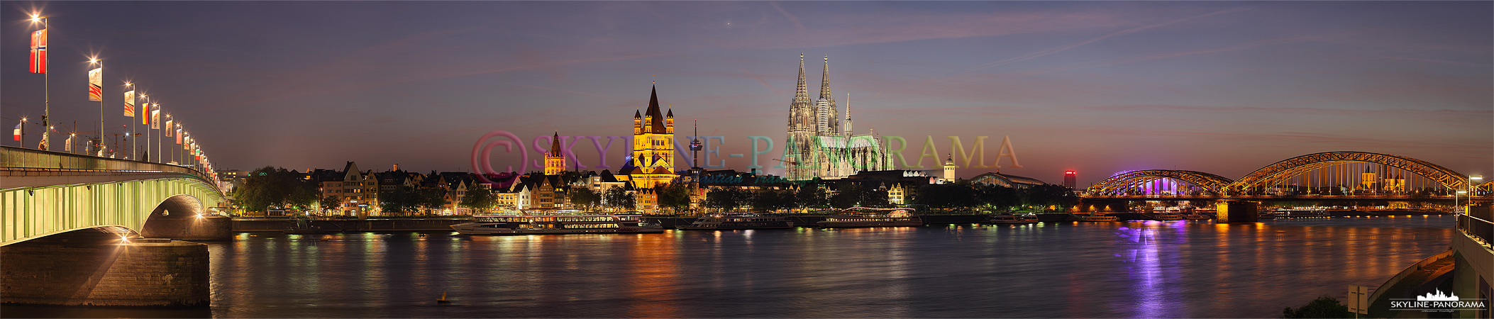 Kölner Skyline Panorama nach dem Sonnenuntergang im Abendrot.