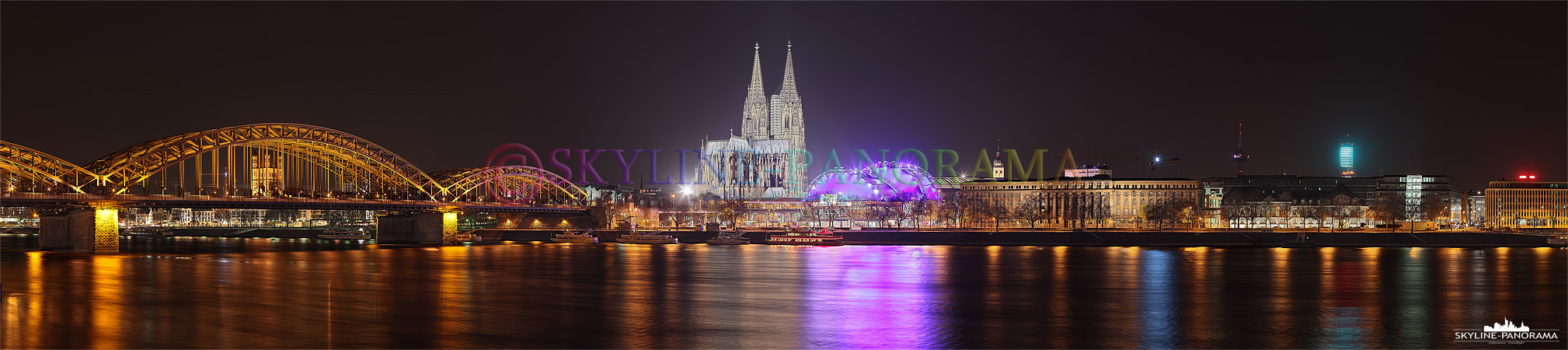 die Kölner Skyline mit der Hohenzollernbrücke, dem Dom und dem Musical Dome am Rheinufer 