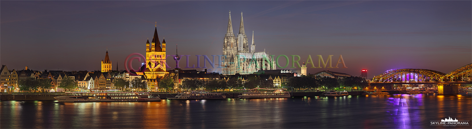 Panorama Bilder Köln - Die Skyline Kölns nach dem Sonnenuntergang mit dem Kölner Dom im Zentrum. 