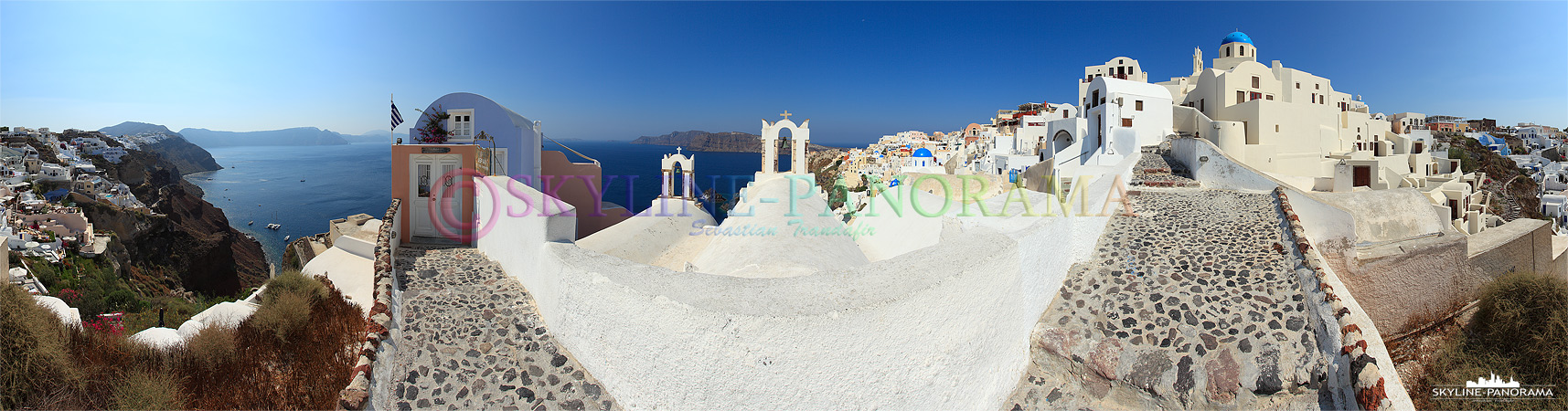 Bilder der Insel Santorini in Griechenland - Oia bietet unzählige malerische Perspektiven, die sich wunderbar für das Panoramaformat eignen. 