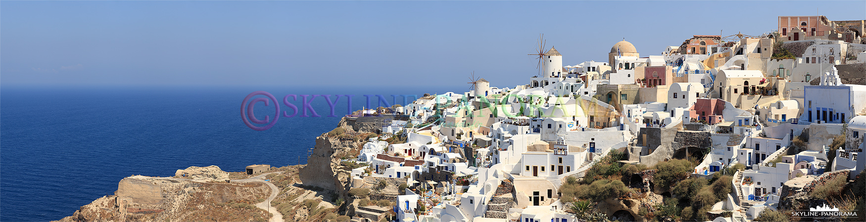 Bilder Griechenland - Die Ansicht auf Oia´s weltberühmte Windmühlen, zugleich als Wahrzeichen des Dorfes bekannt, hier vom Lóntza-Kastell aus gesehen.