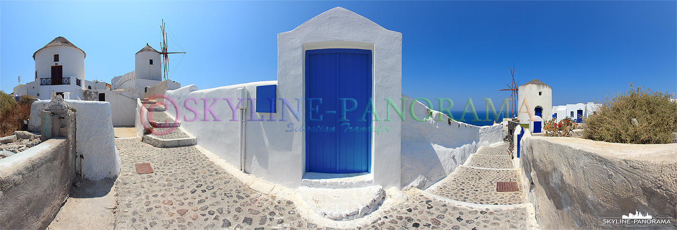 Griechenland Bilder aus Santorini - Die typischen Farben von Griechenland, Weiss/ Blau wohin man schaut, hier als Panorama hinter den Windmühlen von Oia.