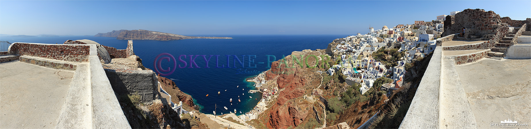 Griechische Insel Santorini - Der Blick vom Lóntza-Kastell auf die Windmühlen und den Westen von Oia, sowie den Hafen Ammoudi unterhalb des Dorfes.