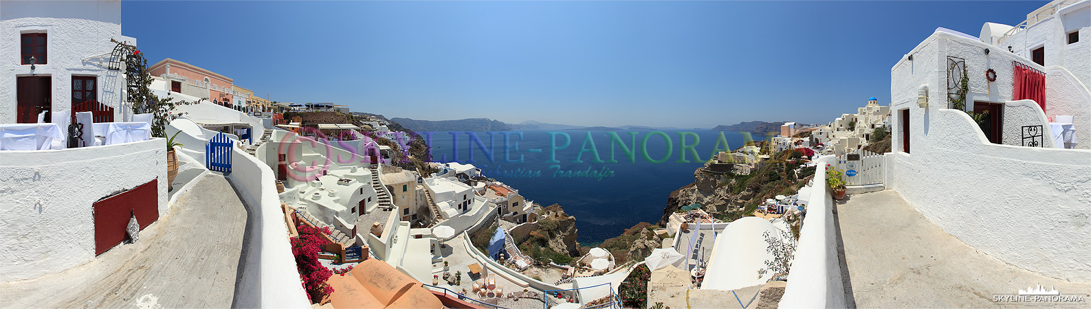 Panorama aus Griechenland - Mitten in der typischen Kykladenarchitektur Oia´s, Panoramablick in die überwältigende Caldera von Santorini.