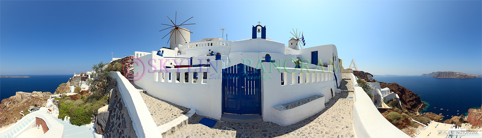 Panorama Oia am Tag - Unterhalb der Windmühlen von Oia am westlichen Ende des Kraterrandwegs.