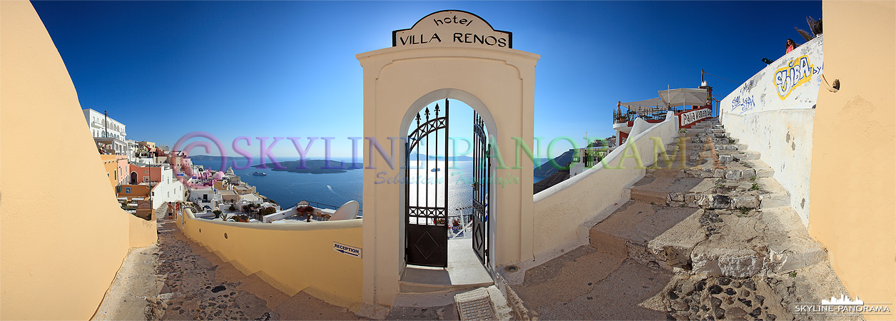 Fira Panorama - Hinter jeder Ecke verbirgt sich ein traumhafter Blick auf die dicht bebaute Kraterwand von Fira und die darunter liegende Caldera. 