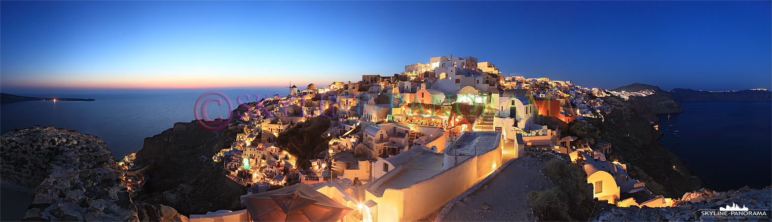 Panorama Santorini - Der Blick über die Insel Santorini vom Lontza Kastell, dem beliebtesten Sundown Viewpoint der Insel, kurz nach Sonnenuntergang.