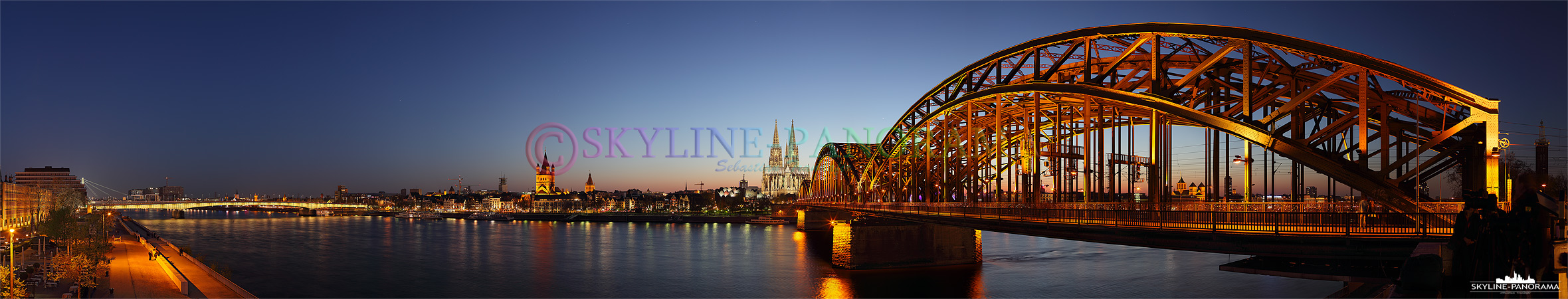 Die Kölner Skyline mit dem Kölner Dom aus der beliebtesten und wahrscheinlich auch bekanntesten Perspektive gesehen, dem Sockel der Hohenzollernbrücke vom gegenüberligendem Rheinufer. 