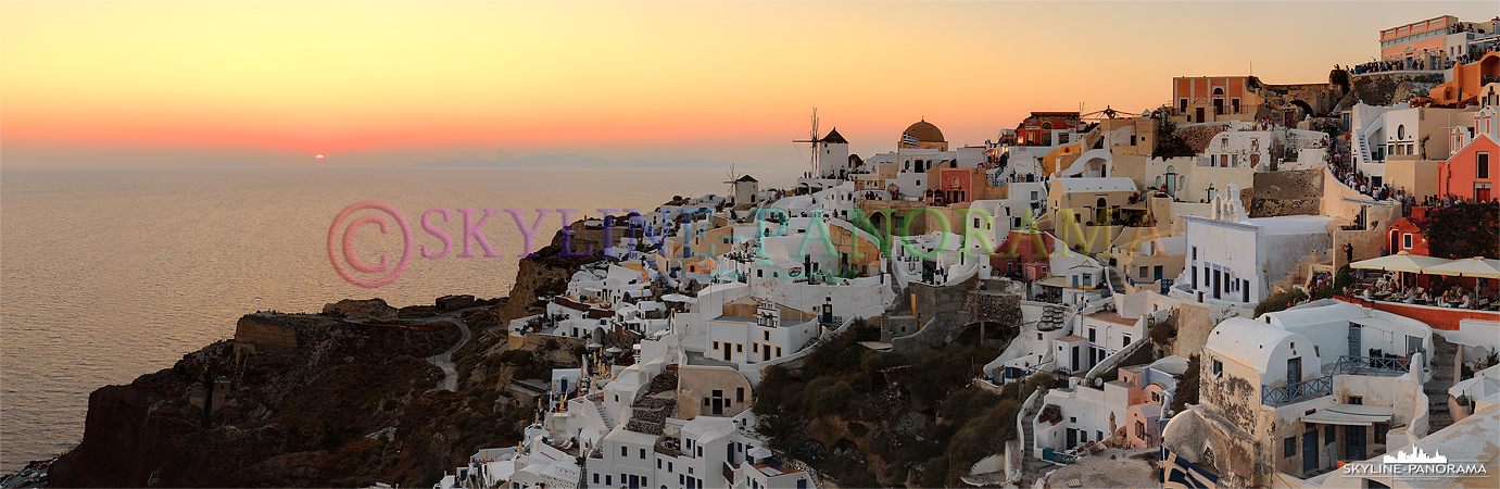 Sunset Greece - Den beliebtesten Aussichtspunkt zum Sonnenuntergang von Santorini findet man in Oia, hunderte Touristen warten jeden Abend am Lontza Kastell