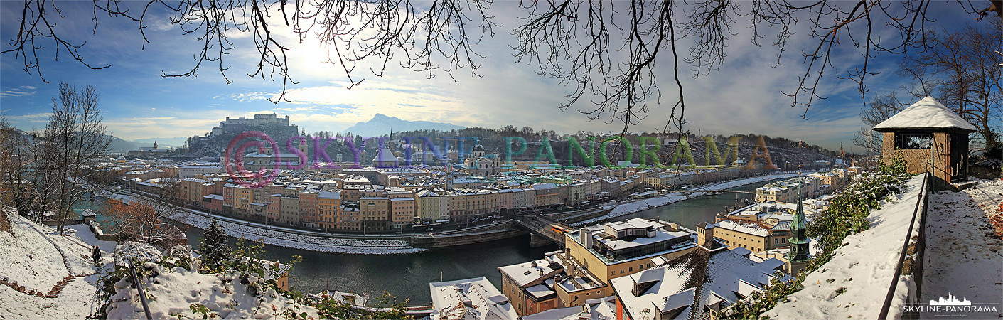 Panorama Bild vom Salzburger Kapuzinerberg mit Blick auf die verschneite Altstadt und die Festung Hohenzalzburg. 