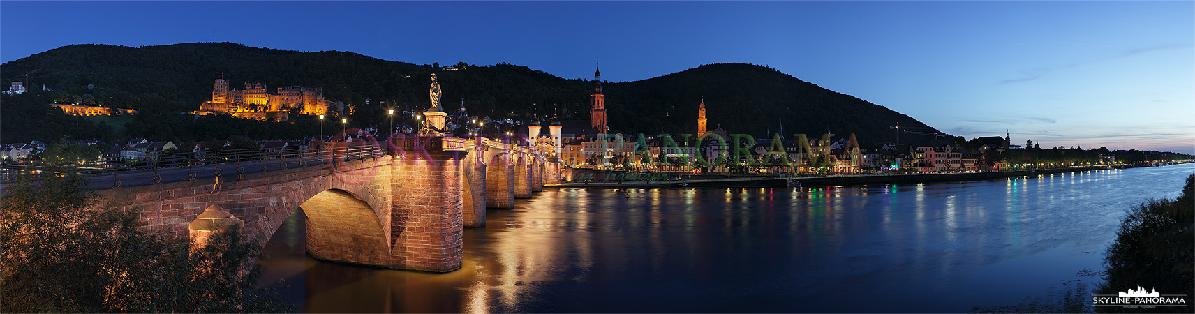 Bild Stadtansicht - Panorama Bild der Heidelberger Altstadt, dem Schloss und der Alten Brücke mit dem historischen Brückentor.