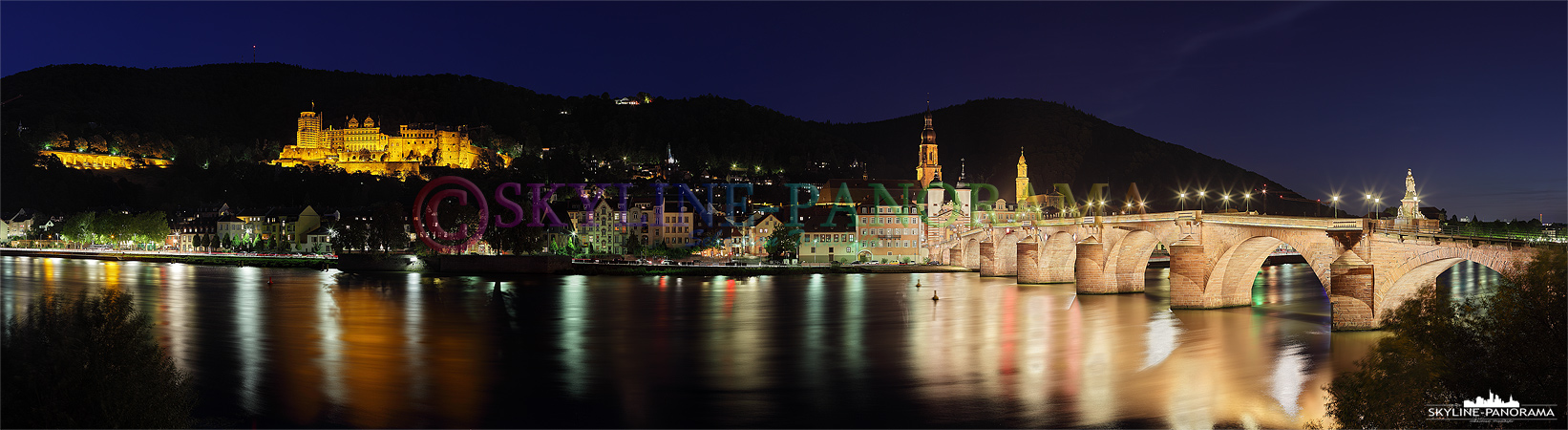 Panorama mit Schloss - Abendliche Stadtansicht von der historischen Altstadt Heidelbergs mit dem Schloss und der neu illuminierten Karl-Theodor-Brücke. 