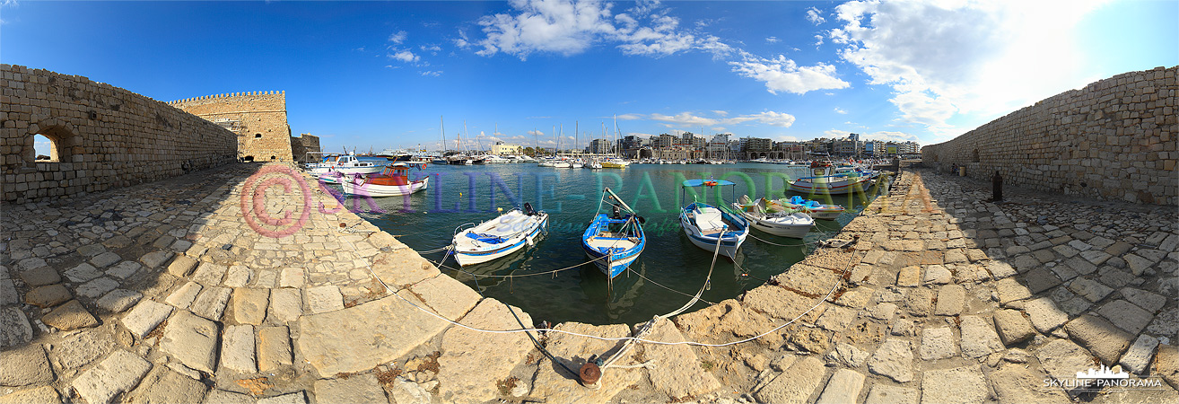 Panorama Bild aus dem venizianischen Hafen von Heraklion, links ist ein Teil der historischen Fortezza zu sehen. 