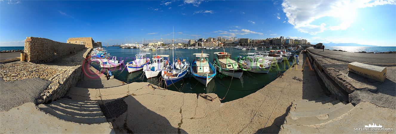 Fischerboote im venezianischen Hafen von Heraklion, links ist die historische Fortezza der Inselhauptstadt zu sehen. 