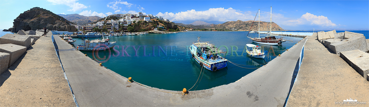 Agia Galini ist eine mediterrane Hafenortschaft an der Südküste der Insel Kreta, dieses Panorama zeigt den Blick von der Kaimauer im Hafen.