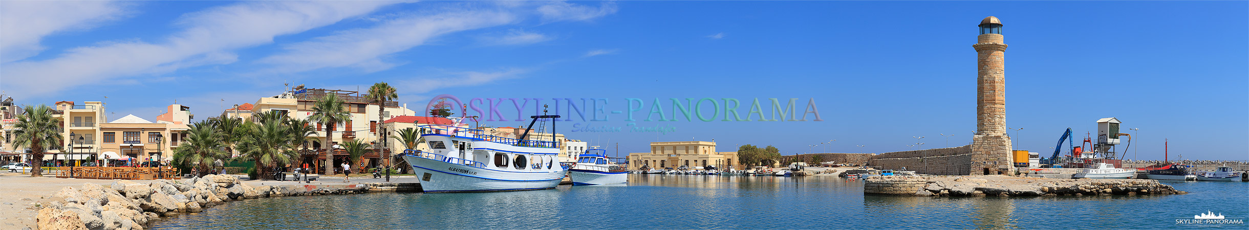 Der historische Leuchtturm im venizianischen Hafen von Rethymnon.