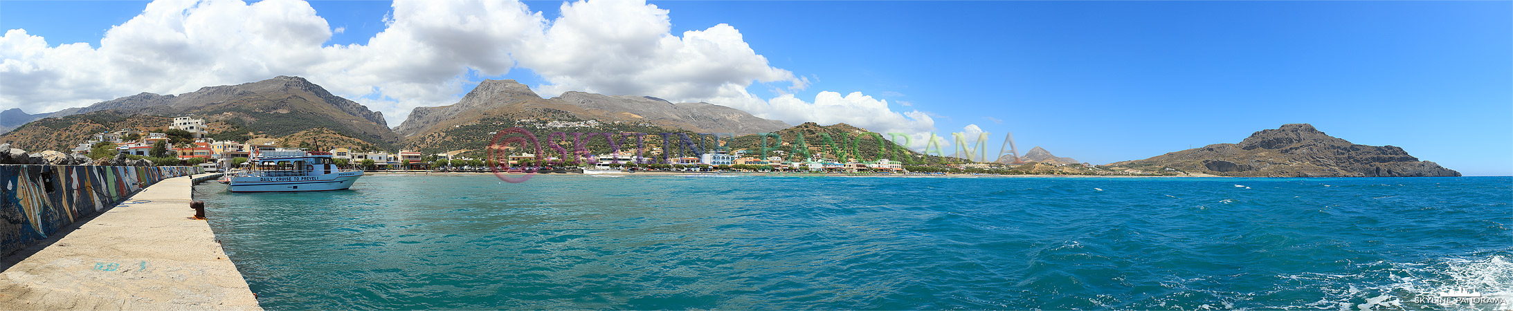 Der kleine Ort Plakias ist an der Südküste Kretas gelegen, es gibt zahlreiche Cafes und Restaurats entlang der Strandstraße. 