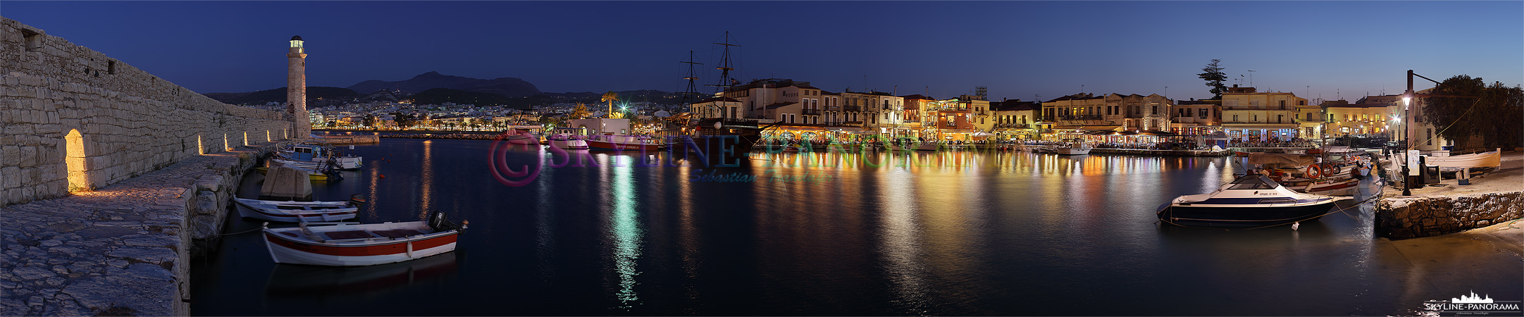Panorama Bild aus dem venezianischen Hafen von Rethymnon am Abend, der Besuch eines der ursprünglichen Restaurants am Hafenbecken ist unbedingt zu empfehlen. 
