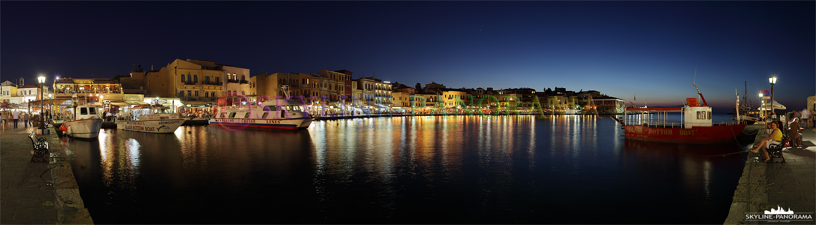 Griechenlands Inseln - Ein abendliches Panorama Bild aus dem venezianischen Hafen von der im Westen Kretas gelegenen Stadt Chania. 