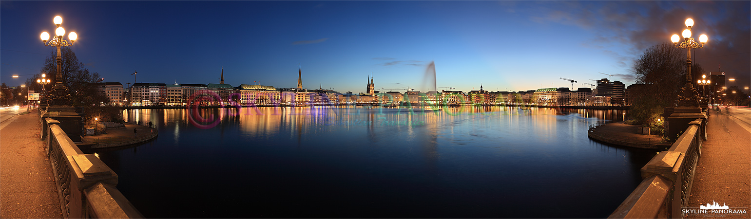 Hamburger Skyline - mit dem Blick auf die abendliche Binnenalster von der Lombardsbrücke als Panorama gesehen. 