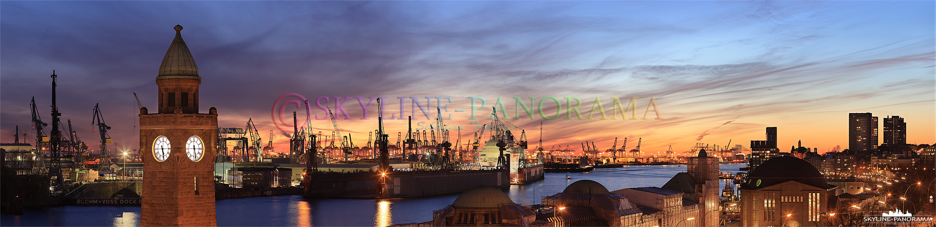 Hafen Skyline von Hamburg - Panorama Bild aus dem Hamburger Hafen mit dem Pegelturm und dem alten Elbtunnel während des Sonnenuntergangs im Herbst 2010. 