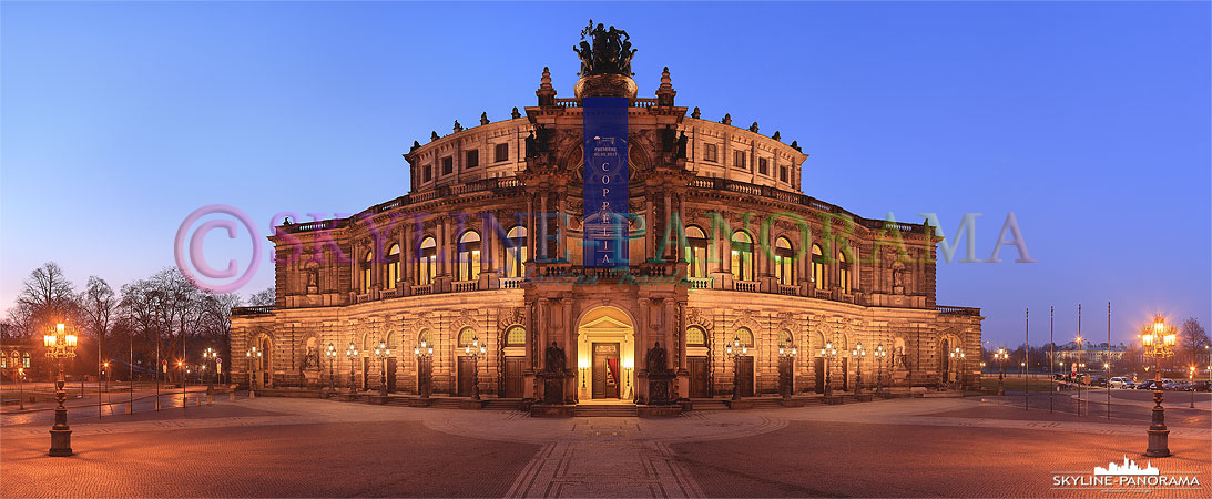 Die Dresdner Semperoper ist eines der bekanntesten Sehenswürdigkeiten der Elbmetropole, hier zu sehen als Panorama zur Blauen Stunde.