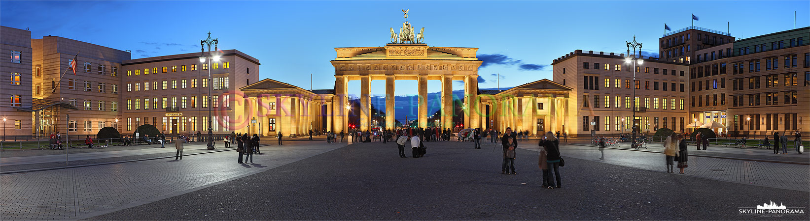 Panorama Berlin - Das Brandenburger Tor war lange Zeit das Symbol der geteilten Stadt Berlin, nun ist es das Wahrzeichen der nach dem Mauerfall wiedervereinigten Hauptstadt und ein Besuchermagnet für viele Touristen aus aller Welt. 