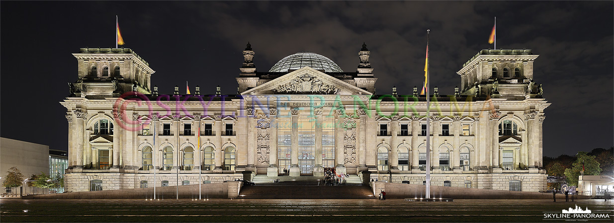 Berlin Reichstag - Panorama des Reichstagsgebäudes bei Nacht. Auch in den Abendstunden ist die Reichstagskuppel für Besucher geöffnet, daher finden sich auch zu später Stunde noch einige Touristen ein um die Sehenswürdigkeit zu besichtigen. 