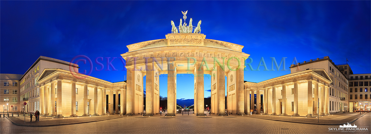 Berlin Bilder - Das Brandenburger Tor zählt zu den wichtigsten und am meist besuchten Sehenswürdigkeiten der Bundesdeutschen Hauptstadt Berlin, es ist seit 1990 ein Symbol für die deutsche Einheit und steht seit her für das wiedervereinigte Deutschland.