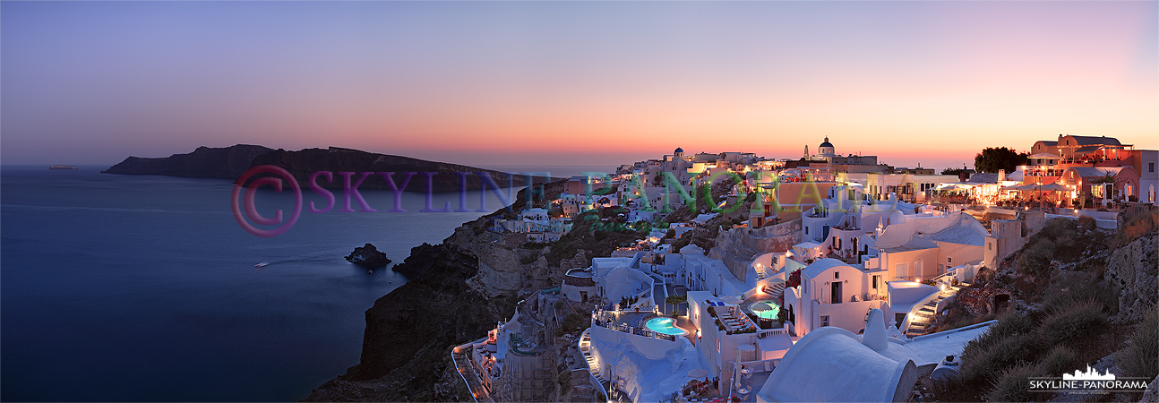 Bilder Insel Santorini - Das Panorama zeigt den Blick in die Caldera von Santorini in dem kleinen Fischerort Oia kurz nach einem wunderschönen Sonnenuntergang.