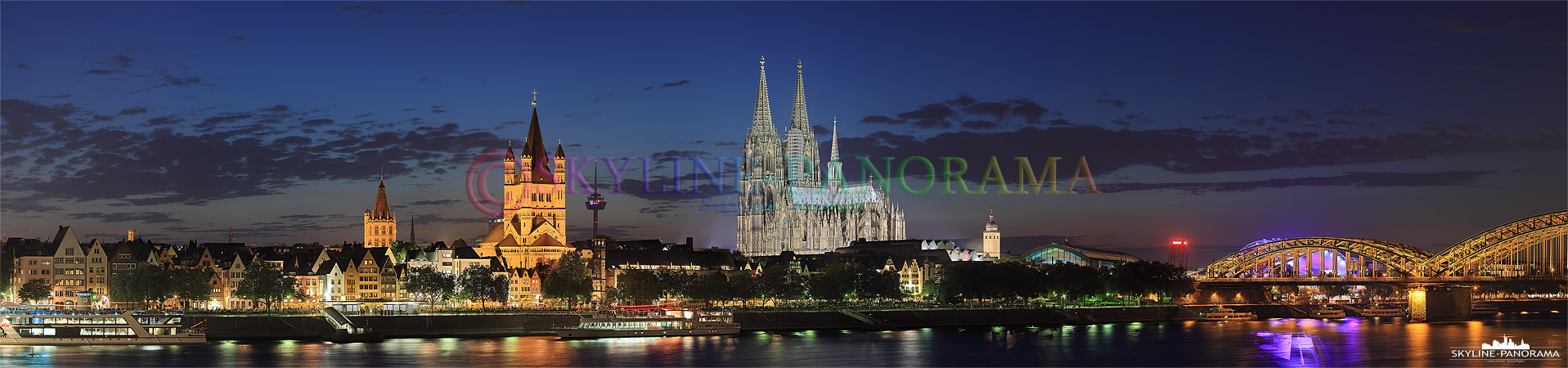 Das Köln Panorama zur einbrechenden Nacht, erst jetzt, mit voller Beleuchtung und zur Blauen Stunde, kommen die Farben und Lichter der Stadt richtig zur Geltung.