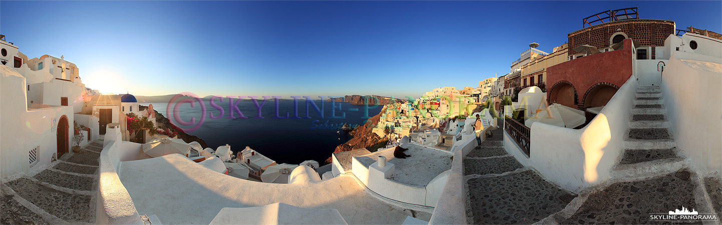 Dieses Panorama zeigt den Blick in die Caldera von Oia aus und entstand nur wenige Augenblicke nach dem Sonnenaufgang. Die Atmosphäre ist zu dieser Tageszeit...