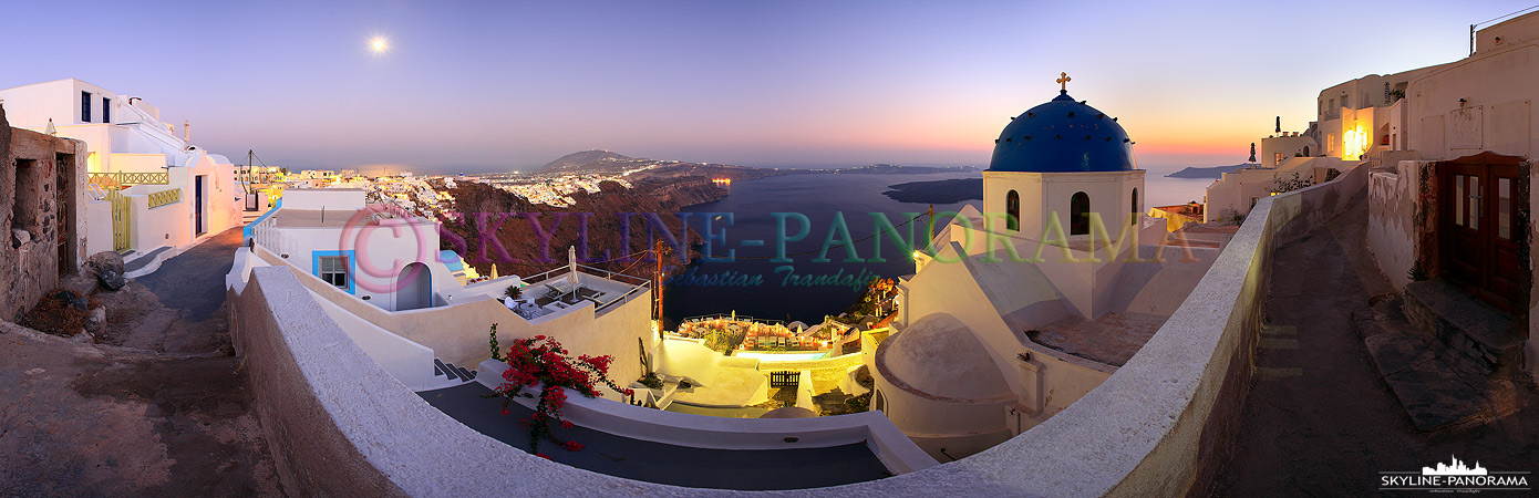 Ein Panorama aus Imerovigli, es entstand nach einem wunderschönen Sonnenuntergang am Kraterrand von Santorini, am rechten Bildrand sieht man Ferostefani