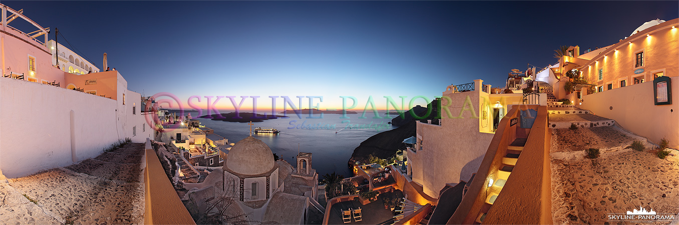 Auch von Fira hat man einen schönen Blick auf den Sonnenuntergang von Santorini. Dieses Panorama zeigt den abendlichen Ausblick von Fira in Richtung der Caldera