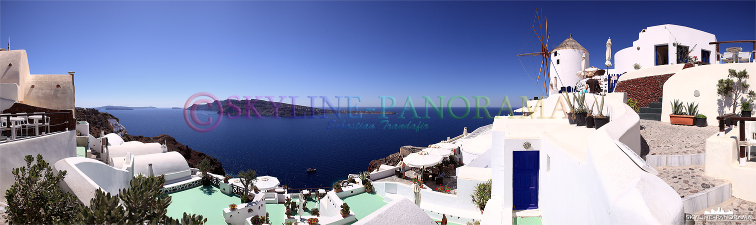 Das Panorama zeigt einen der sehenswertesten Ausblicke von Santorin, hier am nördlichen Ende von Oia findet man die schönsten Hotels und Cafes der Insel.