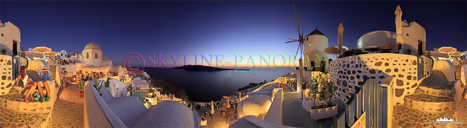 Aussichtspunkt an den Windmühlen zum Sonnenuntergang von Santorini - Kurz nach dem die Sonne untergegangen ist, sind auch die meisten Touristen wieder gegangen.