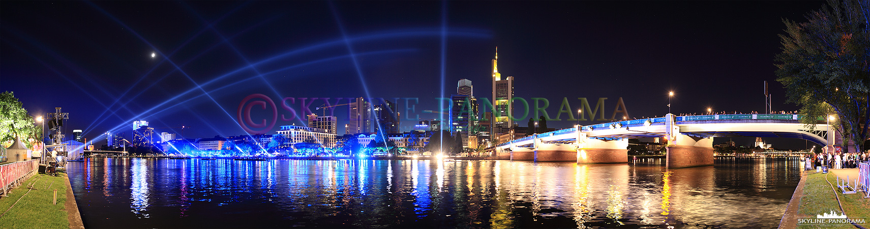 Internationales Turnfest - Die Festmeile am Frankfurter Museumsufer zwischen dem Holbeinsteg und der beleuchteten Untermainbrücke zur Eröffnung des Internationalen Turnfestes 2009 in Frankfurt am Main. 