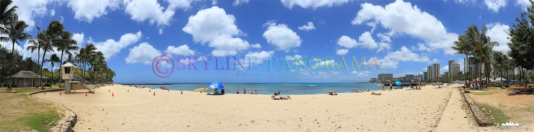 Der Waikiki Beach im gleichnamigen Stadtteil von Honolulu - der feine Sand, die Palmen und der fantastische Himmel haben diesen Strand zu weltweiter Bekanntheit verholfen. 