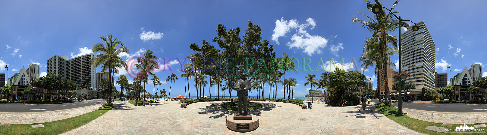 Panorama von  Hawaii - Die Statue von Prince Jonah Kuhio Kalaniana'ole auf der Strandpromenade am Waikiki Beach auf der Hauptinsel O´ahu. 