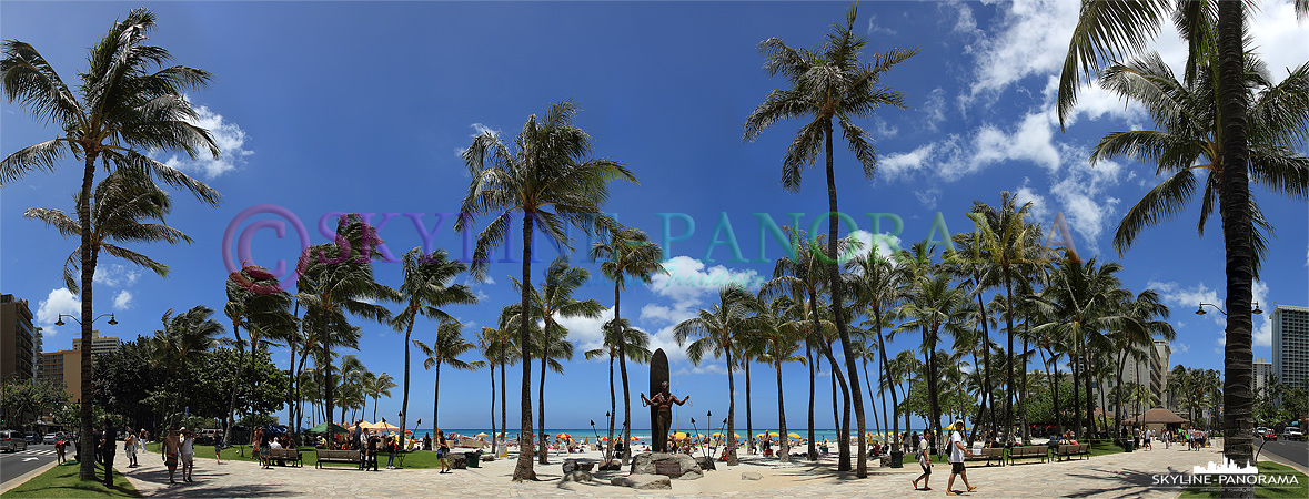 Dieses Panorama zeigt die Duke Kahanamoku Statue an der Strandpromenade des Waikiki - Duke Kahanamoku wird oft als der Vater des modernen Surfens bezeichnet.