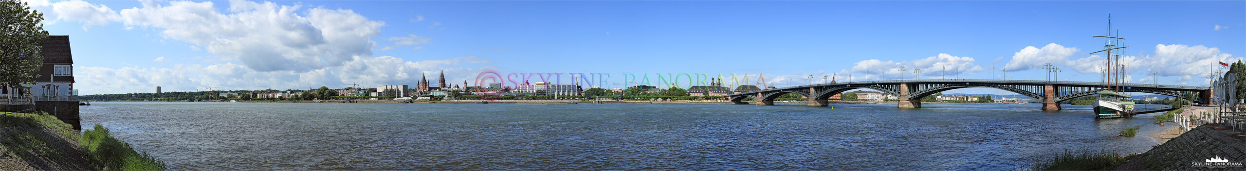 Skyline Mainz - Die Stadtansicht auf Mainz vom Rheinufer in Mainz Kastel gesehen. 