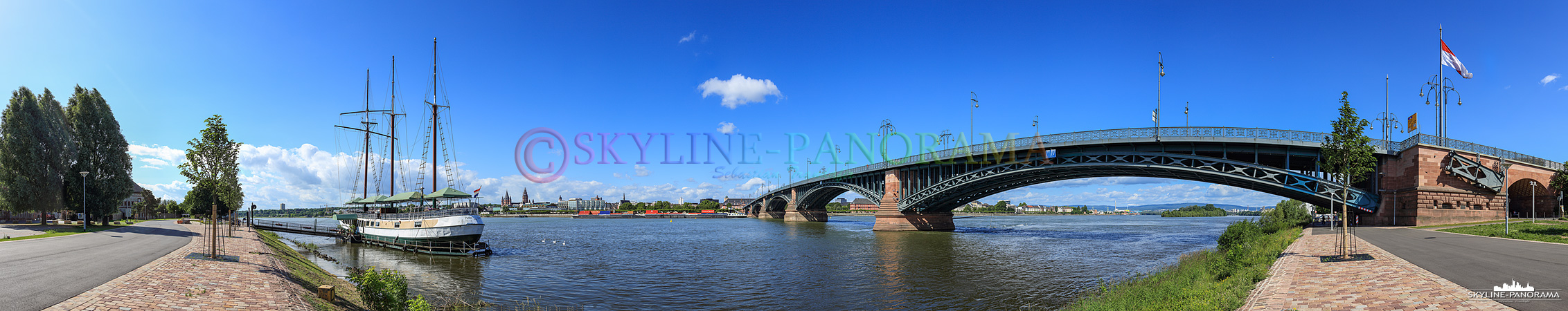 Bilder aus Mainz - Das Restaurantschiff "Pieter van Aemstel" zusammen mit der Theodor-Heuss-Brücke vom Rheinufer in Mainz Kastel aus gesehen.