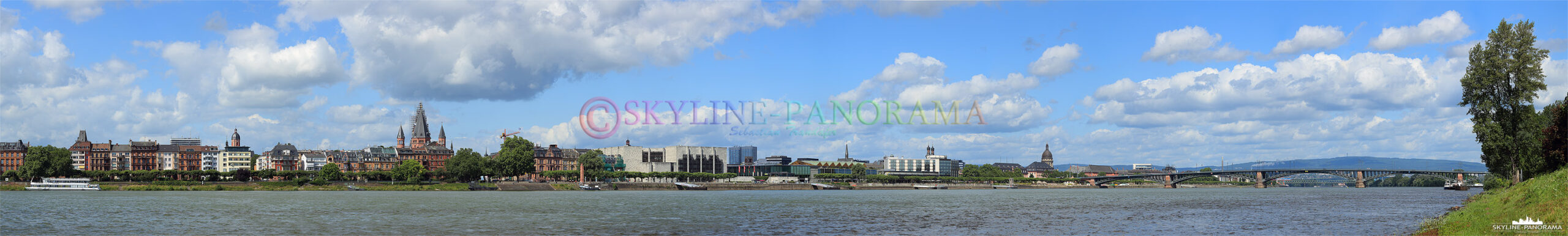 Panorama Mainz - Das Panorama zeigt die Skyline von Mainz, der Landeshauptstadt von Rheinland-Pfalz. 